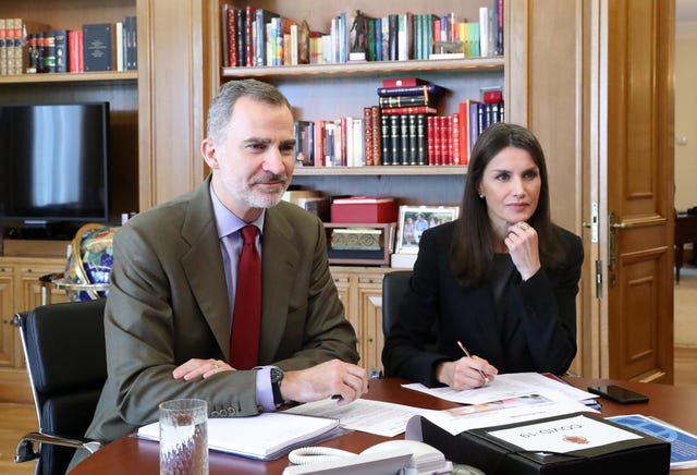 Los reyes Felipe y Letizia se interesan por los colectivos más vulnerables en la pandemia del coronavirus