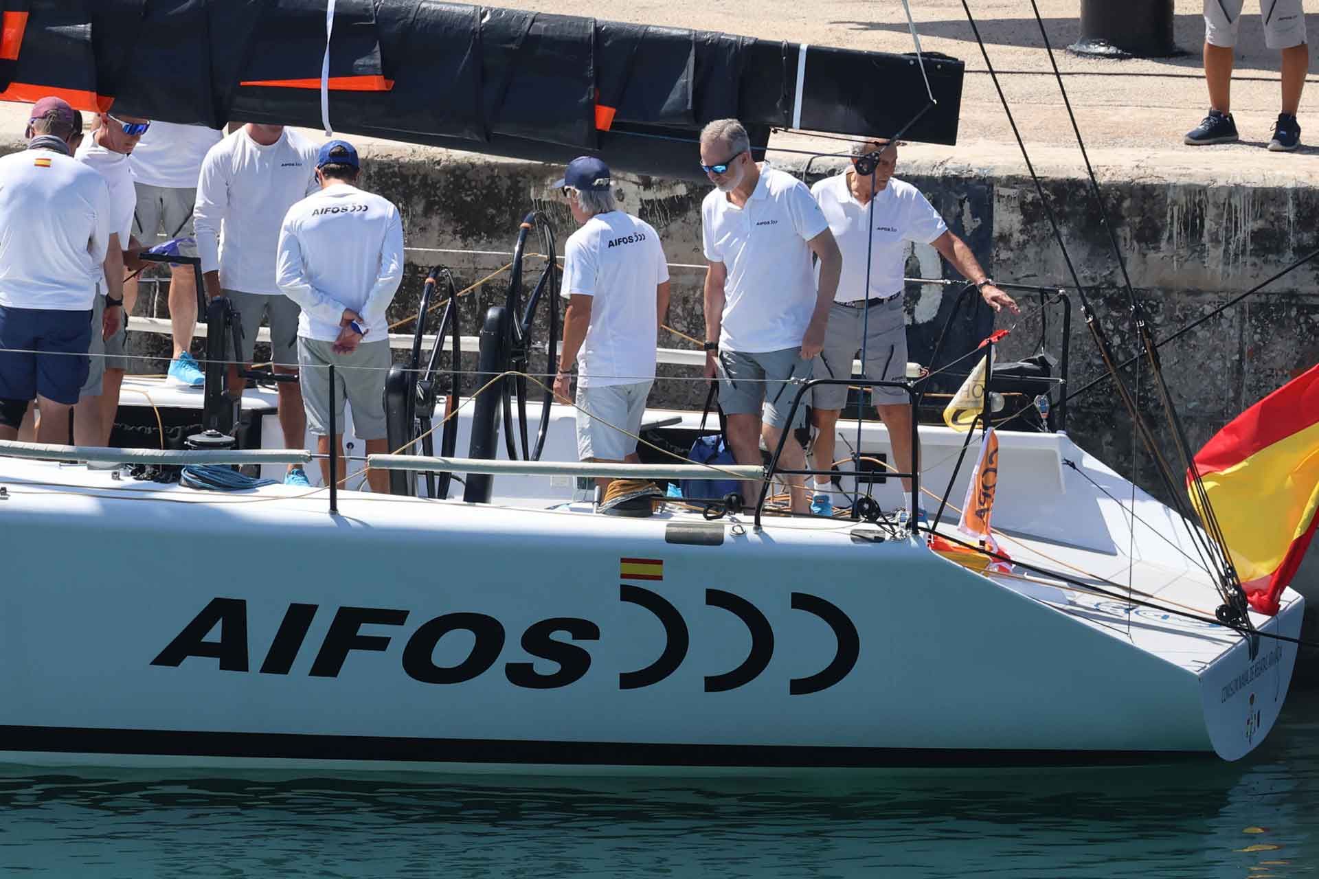 Primeras fotos del rey Felipe VI en Mallorca a bordo del Aifos