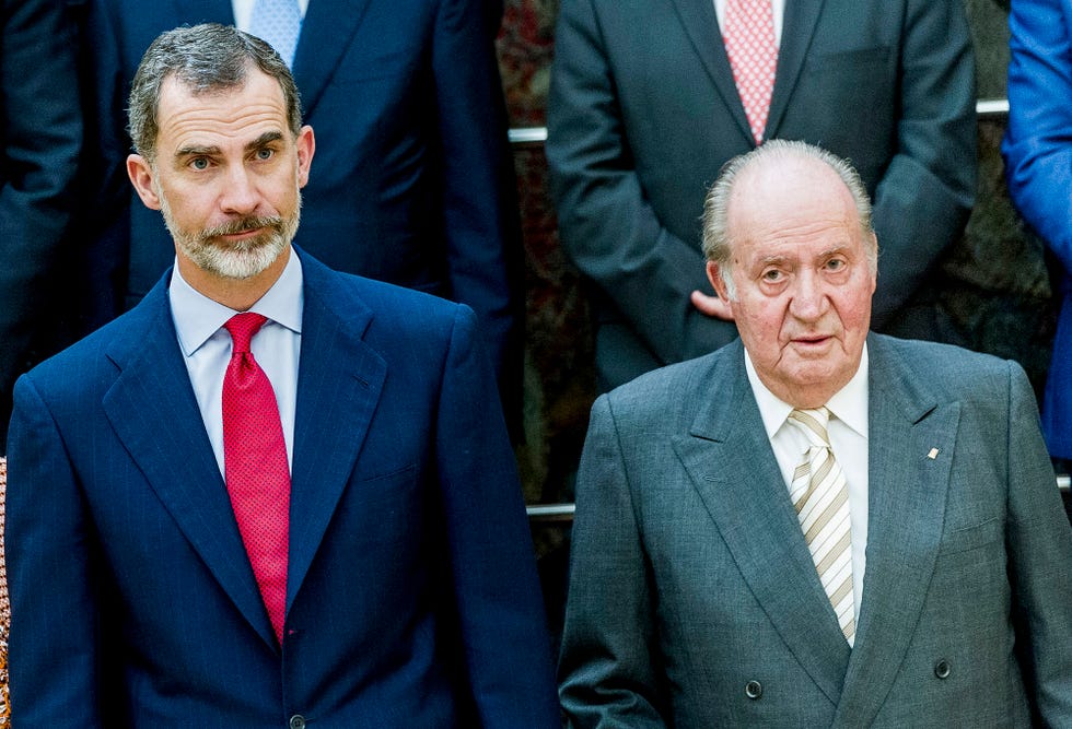padre e hijo posan en un acto público