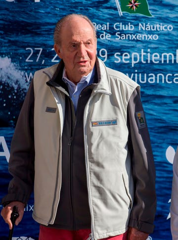 el marido de doña sofía posa en el club naútico de sanxenxo