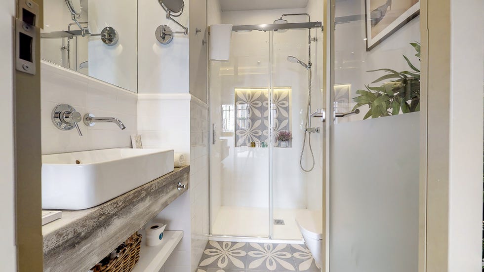 baño con ducha de obra y baldosas cerámicas