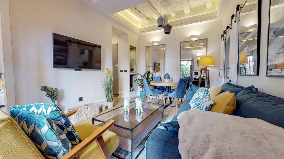 salón comedor de estilo moderno decorado en tonos azules y mostazas
