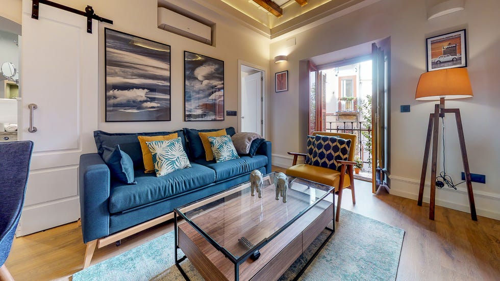 salón comedor de estilo moderno decorado en tonos azules y mostazas