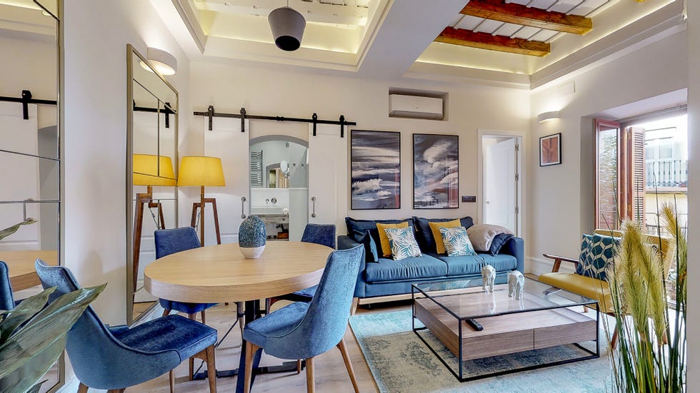 salón comedor de estilo moderno decorado en tonos azules y mostazas