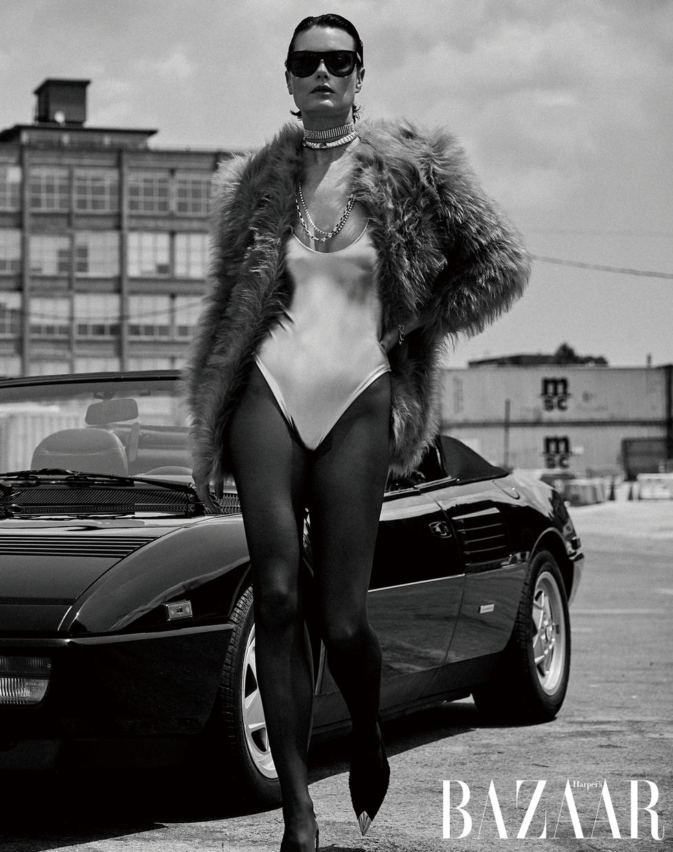 【封面人物】加拿大傳奇超模shalom harlow華麗造訪曼哈頓，致敬獨一無二的90年代時尚！