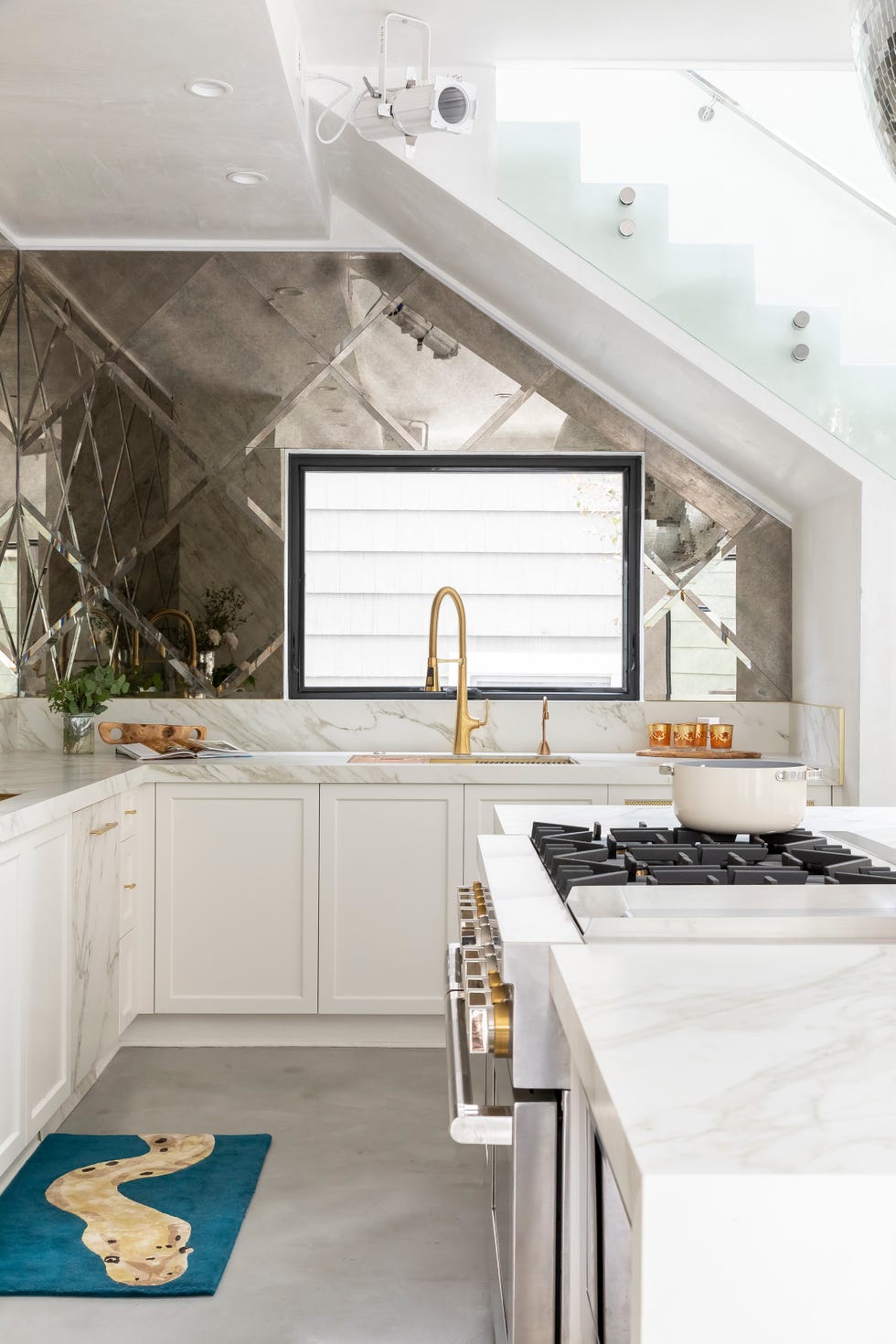 cocina en blanco, mármol y espejos