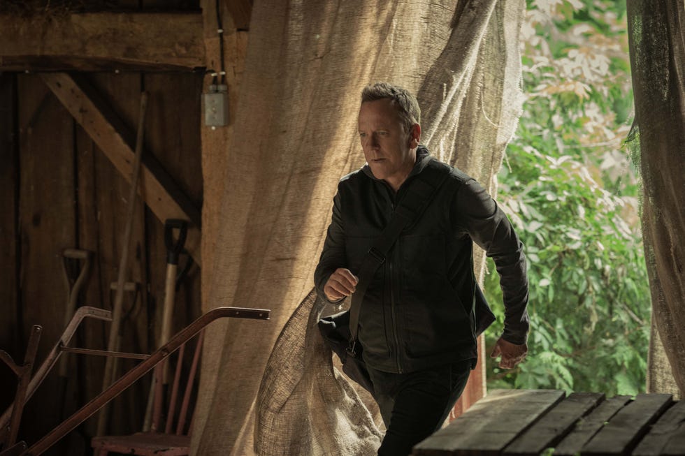kiefer sutherland as john weir of the paramount series rabbit hole