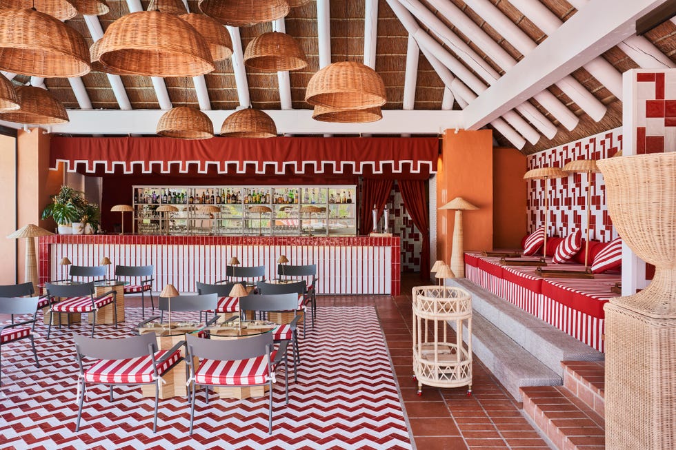 ceramica, azulejo, el blanco, el rojo y toda la esencia del mediterraneo en esta reforma de jean porsche para el bar de un hotel en cadiz