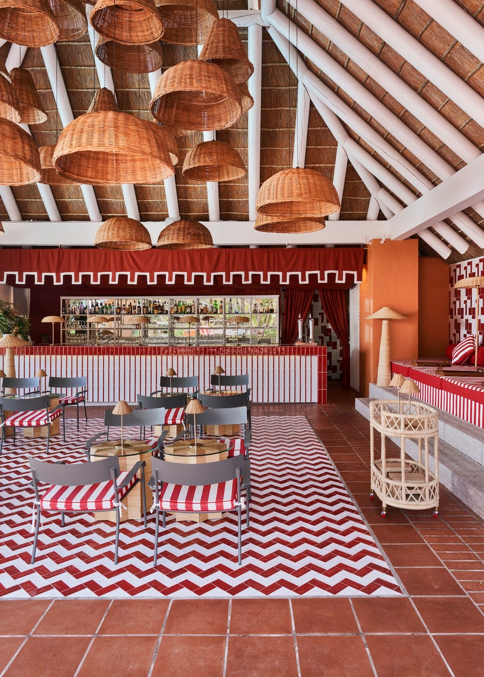 ceramica, azulejo, el blanco, el rojo y toda la esencia del mediterraneo en esta reforma de jean porsche para el bar de un hotel en cadiz