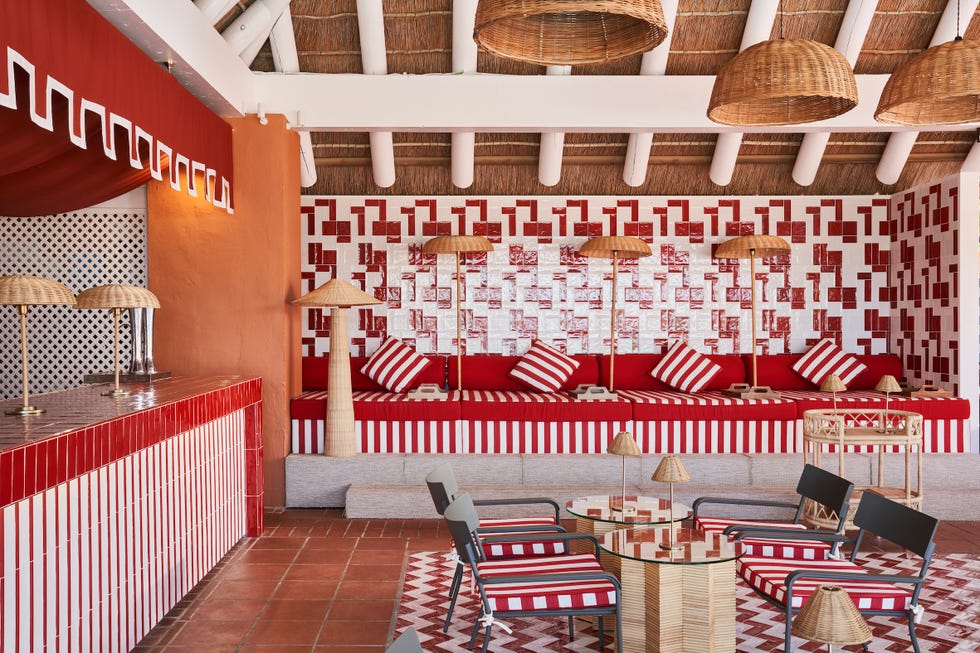 ceramica, azulejo, el blanco, el rojo y toda la esencia del mediterraneo en esta reforma de jean porsche para el bar de un hotel en cadiz