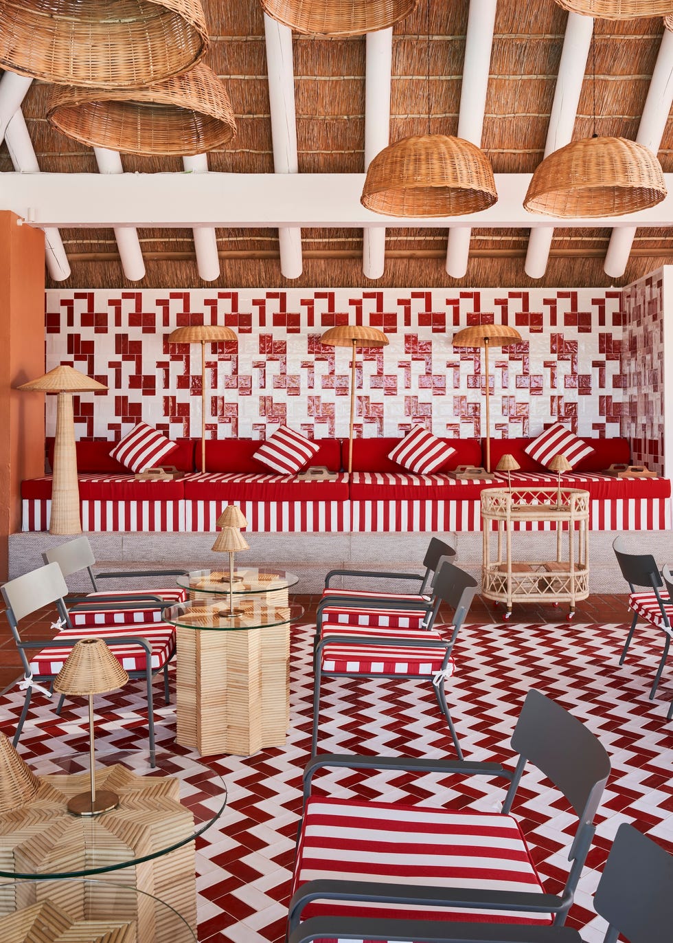 ceramica, azulejo, el blanco, el rojo y toda la esencia del mediterraneo en esta reforma de jean porsche para el bar de un hotel en cadiz