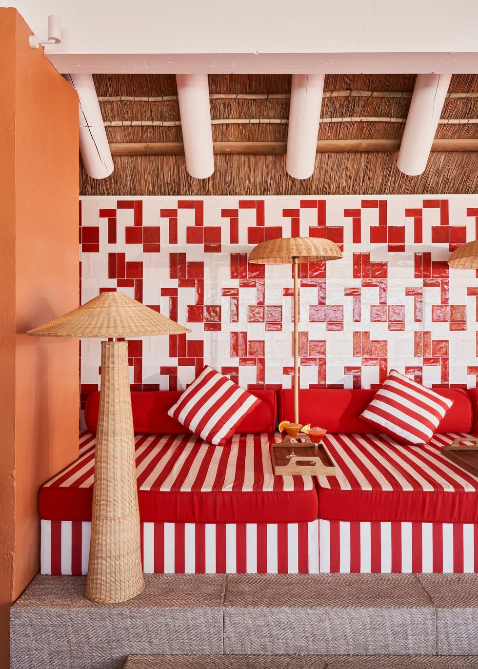 ceramica, azulejo, el blanco, el rojo y toda la esencia del mediterraneo en esta reforma de jean porsche para el bar de un hotel en cadiz