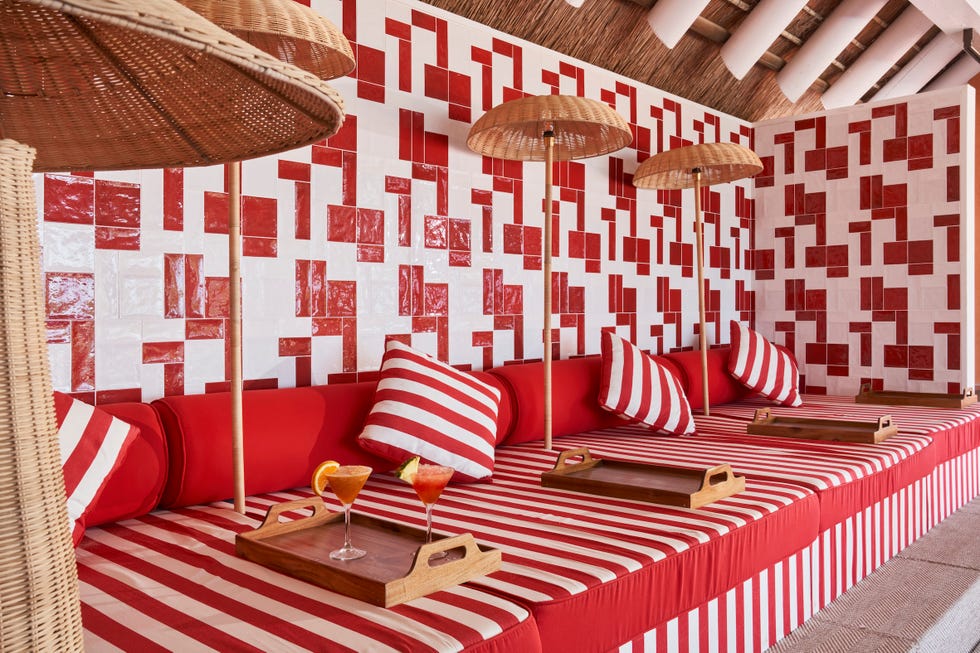 ceramica, azulejo, el blanco, el rojo y toda la esencia del mediterraneo en esta reforma de jean porsche para el bar de un hotel en cadiz