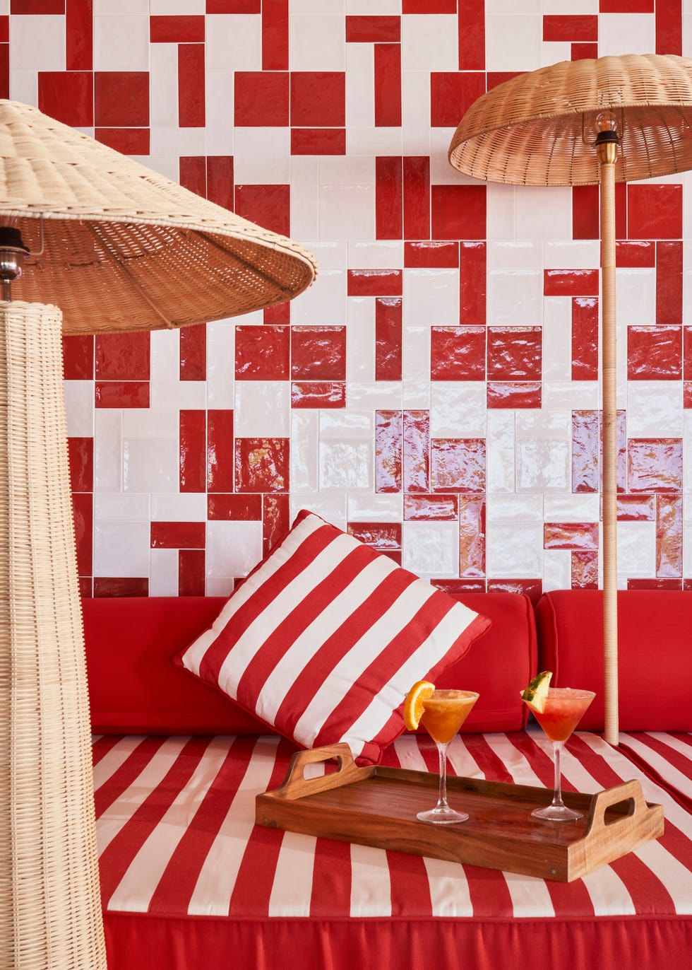 ceramica, azulejo, el blanco, el rojo y toda la esencia del mediterraneo en esta reforma de jean porsche para el bar de un hotel en cadiz