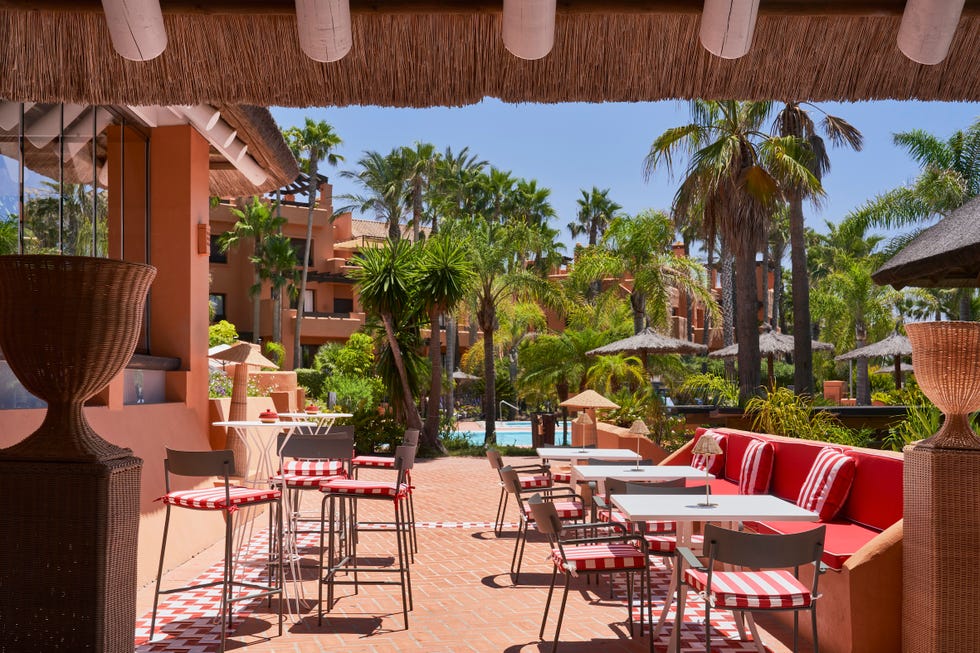 ceramica, azulejo, el blanco, el rojo y toda la esencia del mediterraneo en esta reforma de jean porsche para el bar de un hotel en cadiz