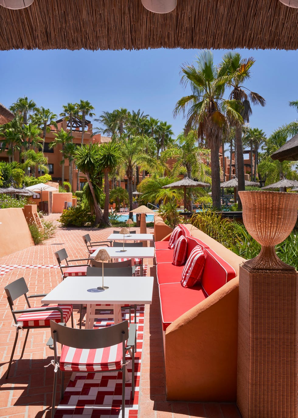 ceramica, azulejo, el blanco, el rojo y toda la esencia del mediterraneo en esta reforma de jean porsche para el bar de un hotel en cadiz