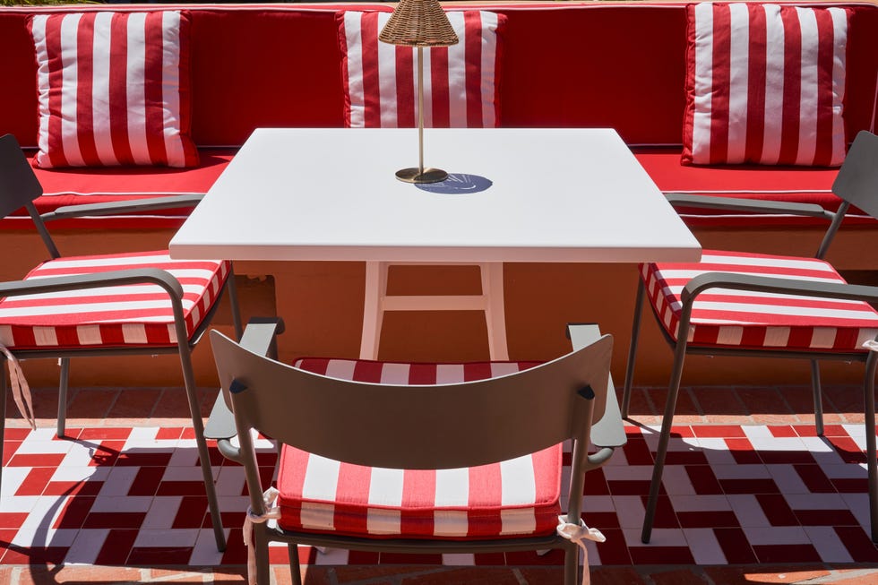 ceramica, azulejo, el blanco, el rojo y toda la esencia del mediterraneo en esta reforma de jean porsche para el bar de un hotel en cadiz