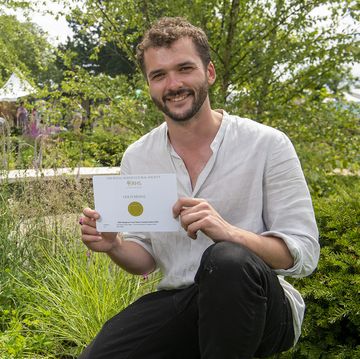 tom simpson gets gold for cancer research uk legacy garden at rhs hampton court 2021