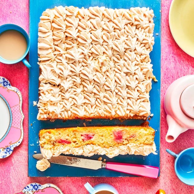 rhubarb and custard meringue traybake