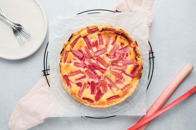 rhubarb and custard tart