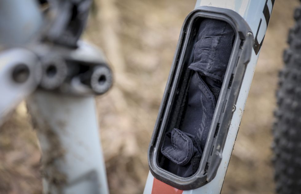 Ever rolled out for a trail ride with nothing on your back? The SWAT compartment in the down tube (filled with a tube and minipump) allows you to ditch the hot and bulky hydration pack: It’s absolutely liberating