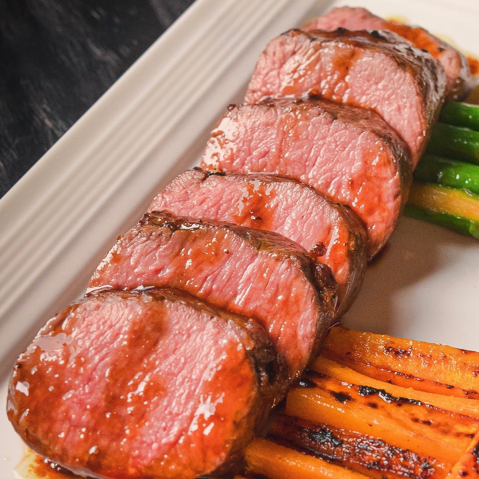 Il lombo di agnello crudo trita la carne con erbe aromatiche fresche, spezie  e olio da cucina su sfondo grigio tavolo da cucina. Vista dall'alto Foto  stock - Alamy