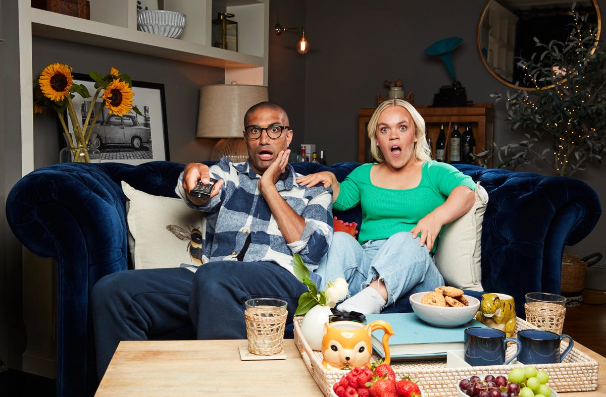 richie anderson and ellie simmonds sitting on the sofa with shocked faces for celebrity gogglebox