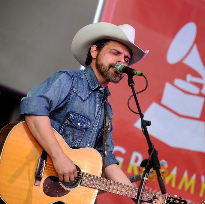 Austin, Texas, 16 de marzo El guitarrista Rick Treviño de Los Super Seven actúa en la Grammy Block Party durante SXsw Music en el Four Seasons Hotel el 16 de marzo de 2017 en Austin, Texas. Foto de Sasha Hagensengeti para la Academia de Grabación