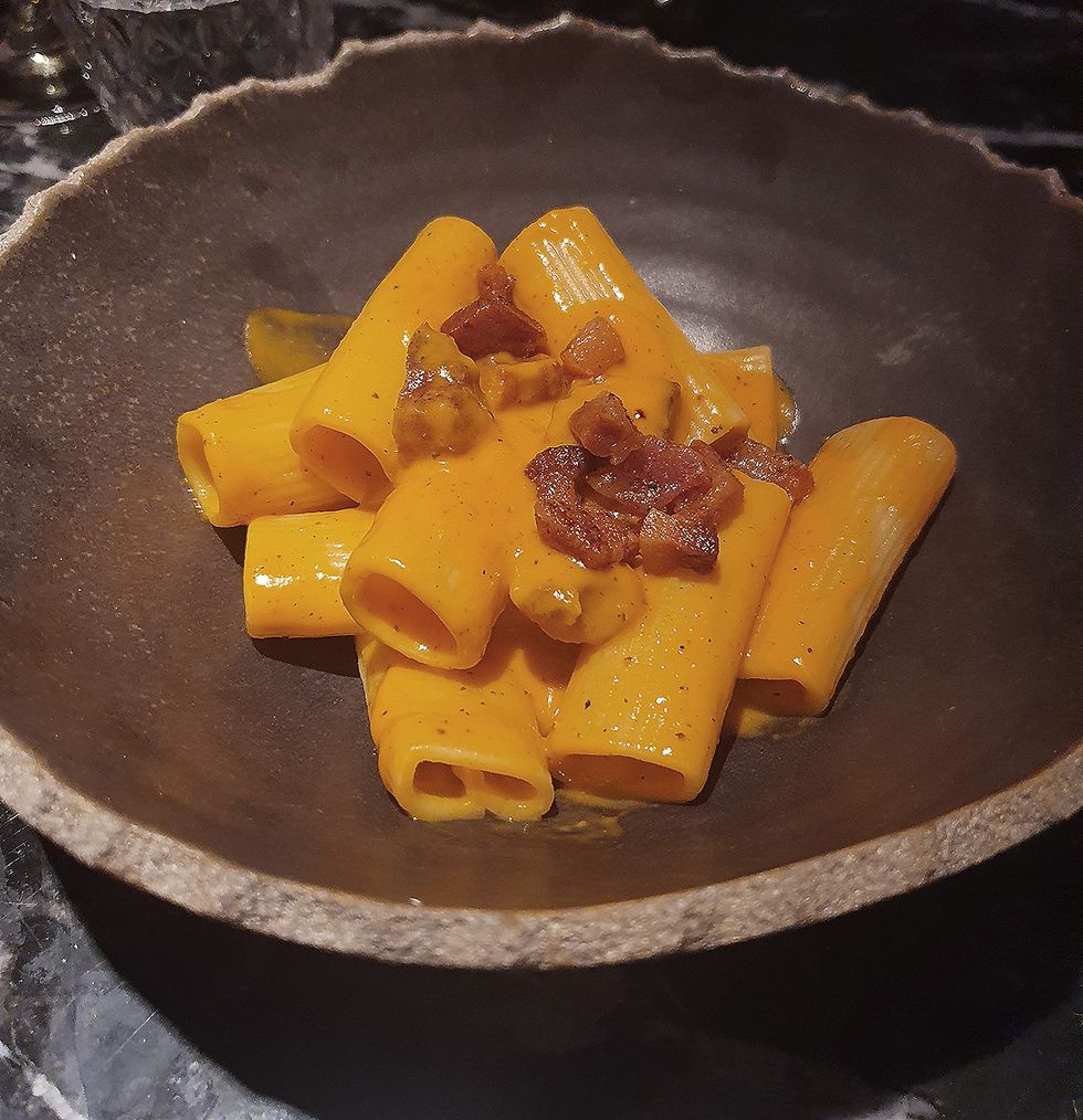 rigatone a la amatriciana con salsa de pomodoro plato del restaurante italiano arrogante de madrid