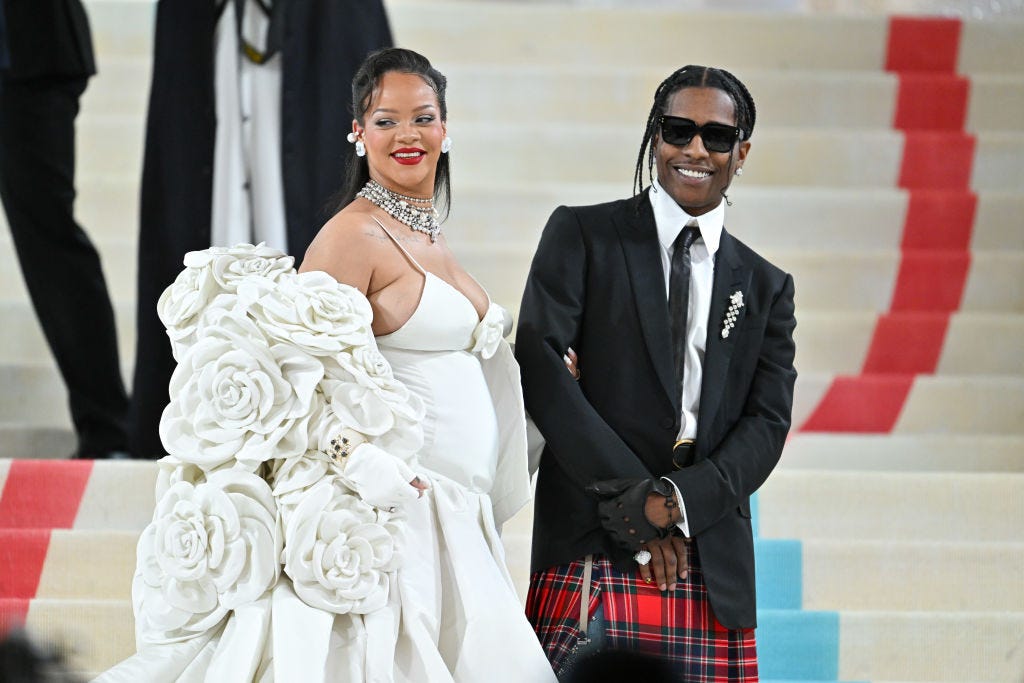 Rihanna se viste de novia para la alfombra roja - Woman