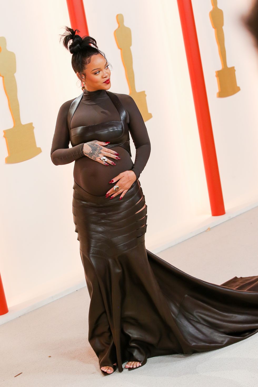 「最時髦孕婦」蕾哈娜懷孕穿搭盤點！「透膚蕾絲、低腰y2k風格」示範的破格孕婦造型