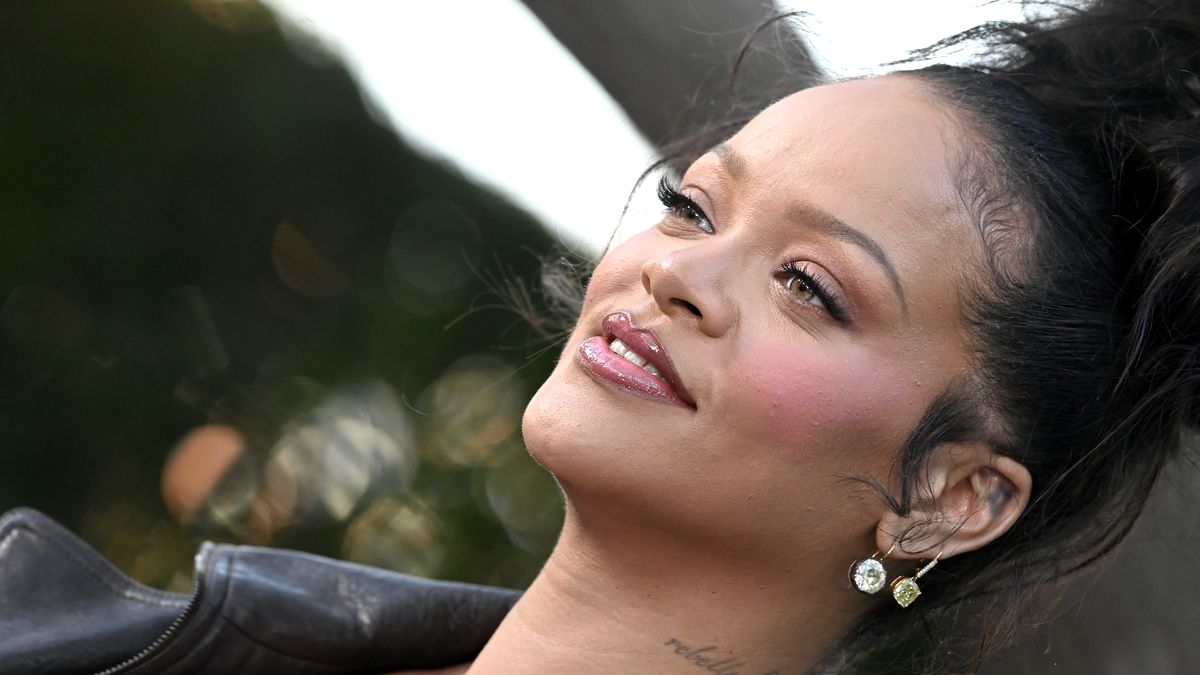 Rihanna Modelleri Savage x Fenty'nin Signature Script Koleksiyonunun önizlemesi
