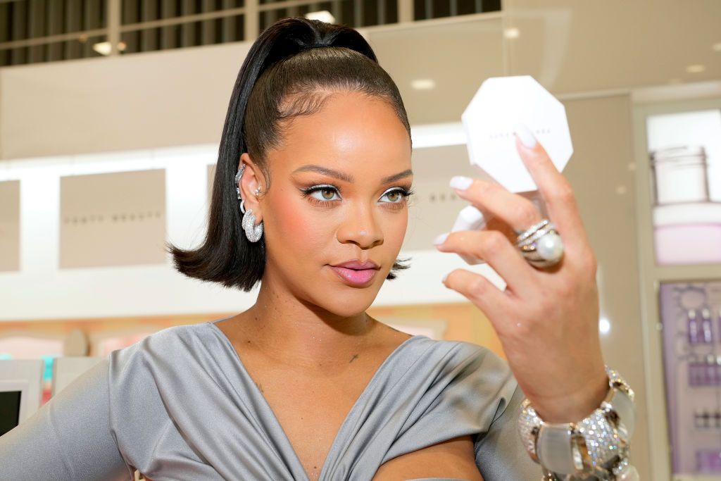 Fenty Beauty by Rihanna tendrá productos de cejas