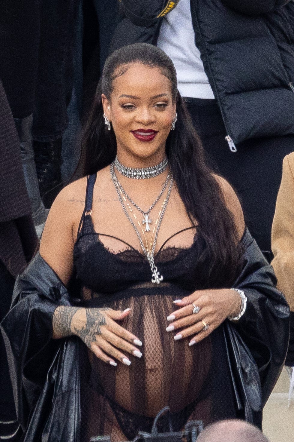 Rihanna: Embarazada en Dior con lencería y transparencias