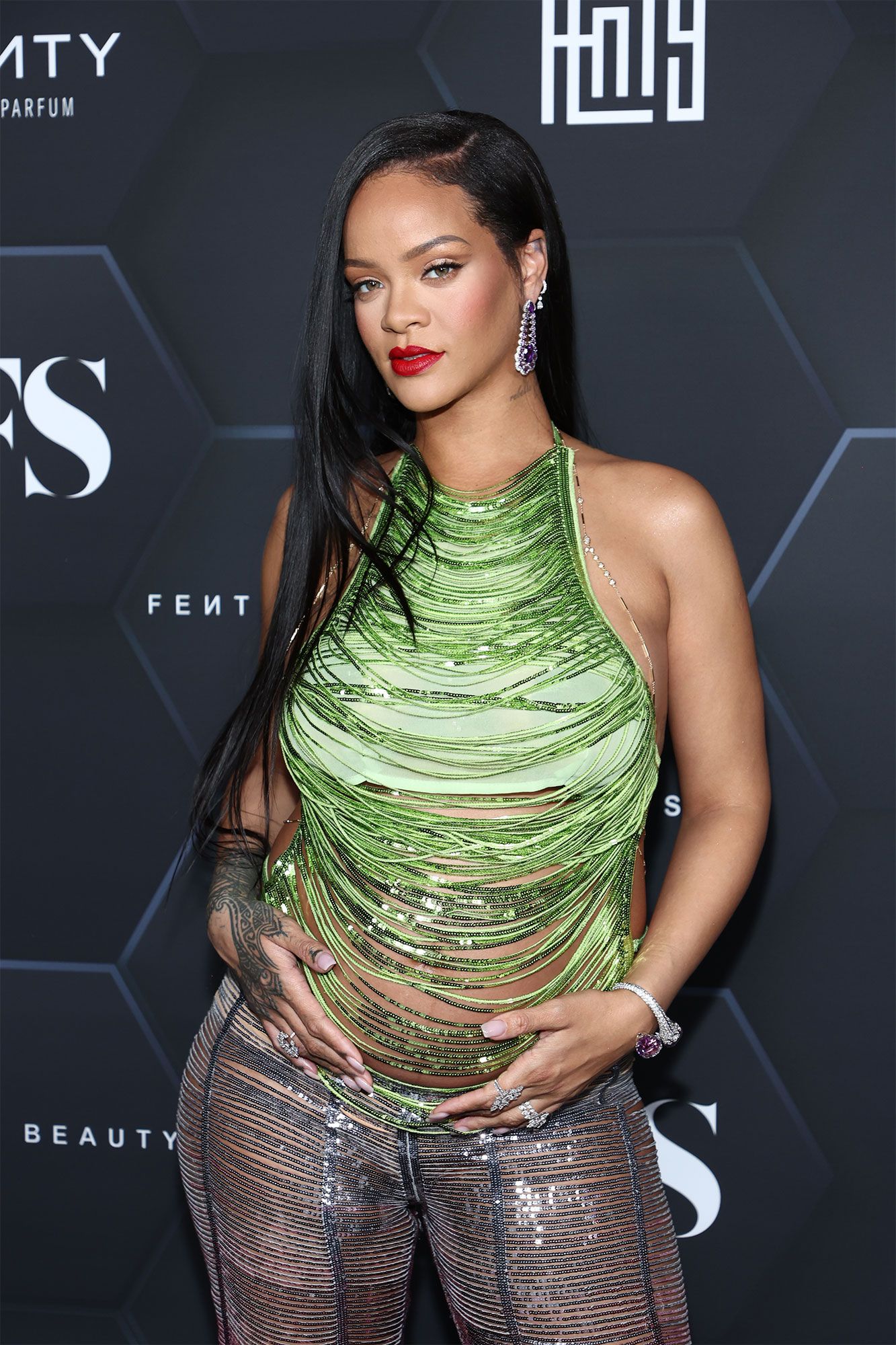 Rihanna presume de embarazo con un top verde lentejuelas