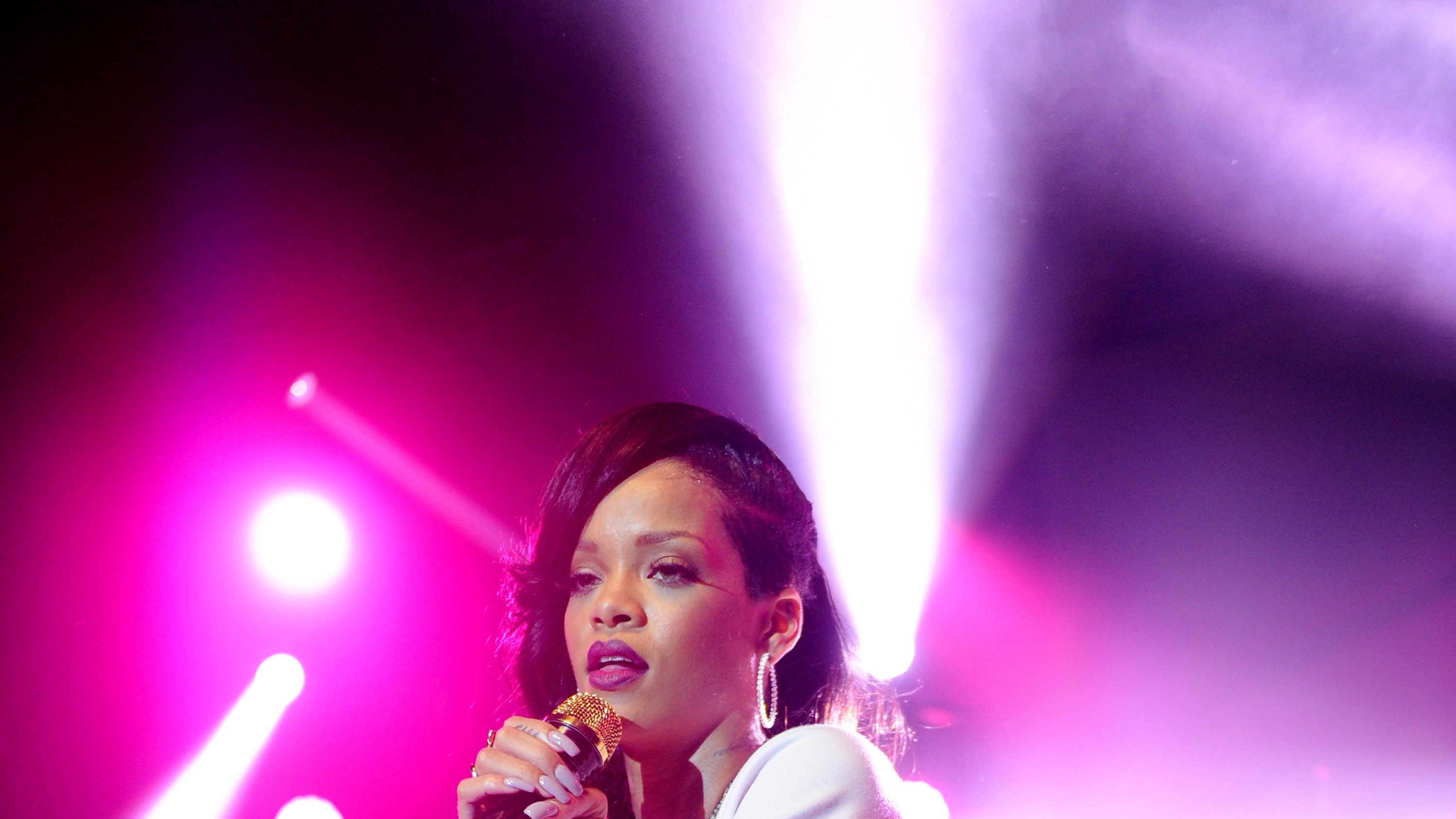 Rihanna Confirms She Is Headlining the Super Bowl Halftime Show