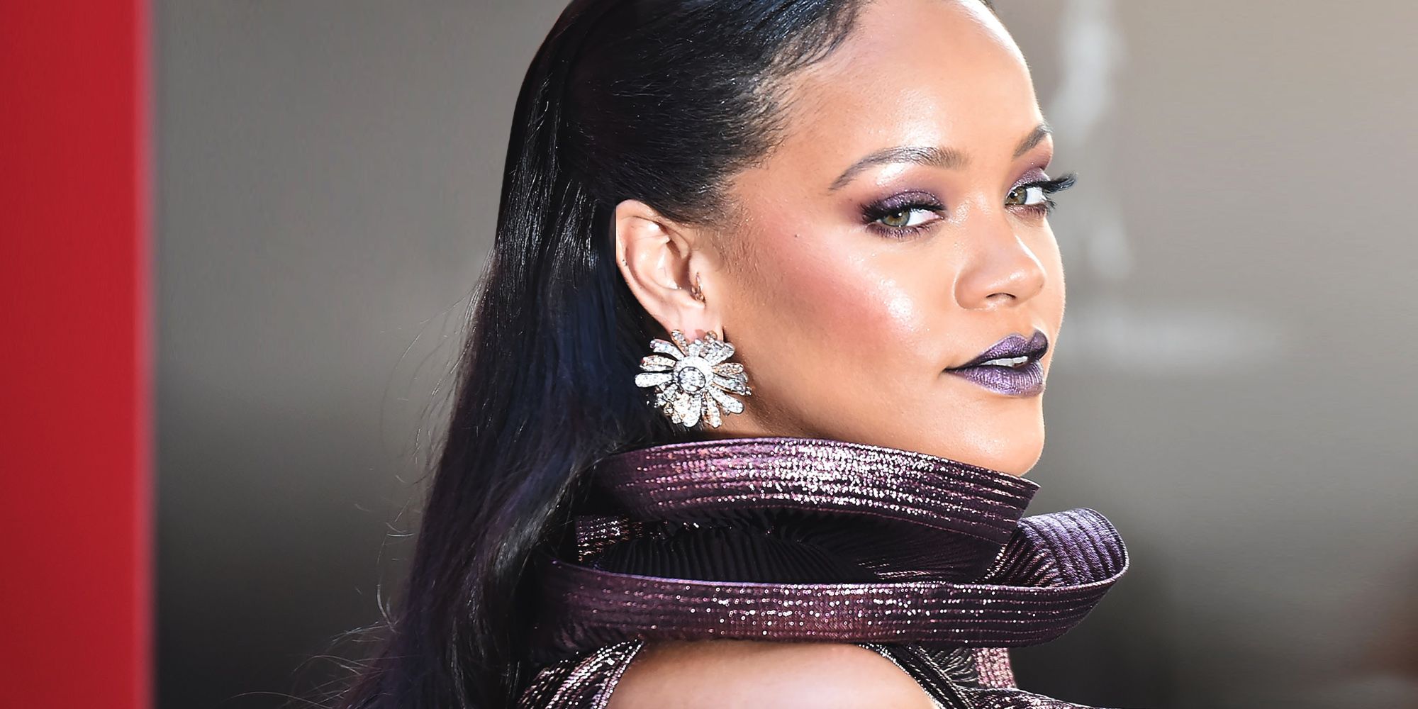 Rihanna 's Face Shines Bright Like A DIAMOND At The Pre-Launch