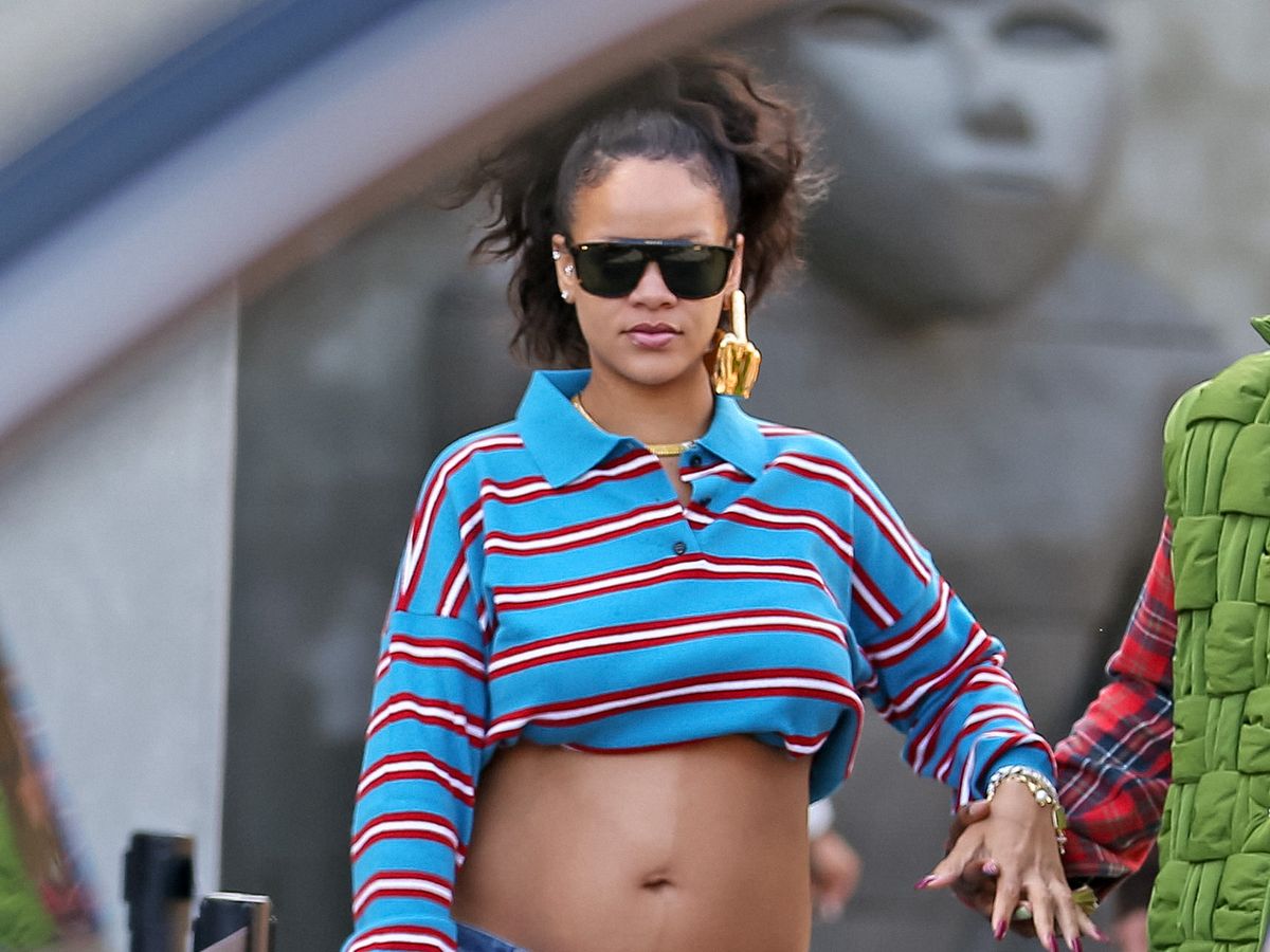 Rihanna, baby bump à l'air, elle ose le total look denim au défilé