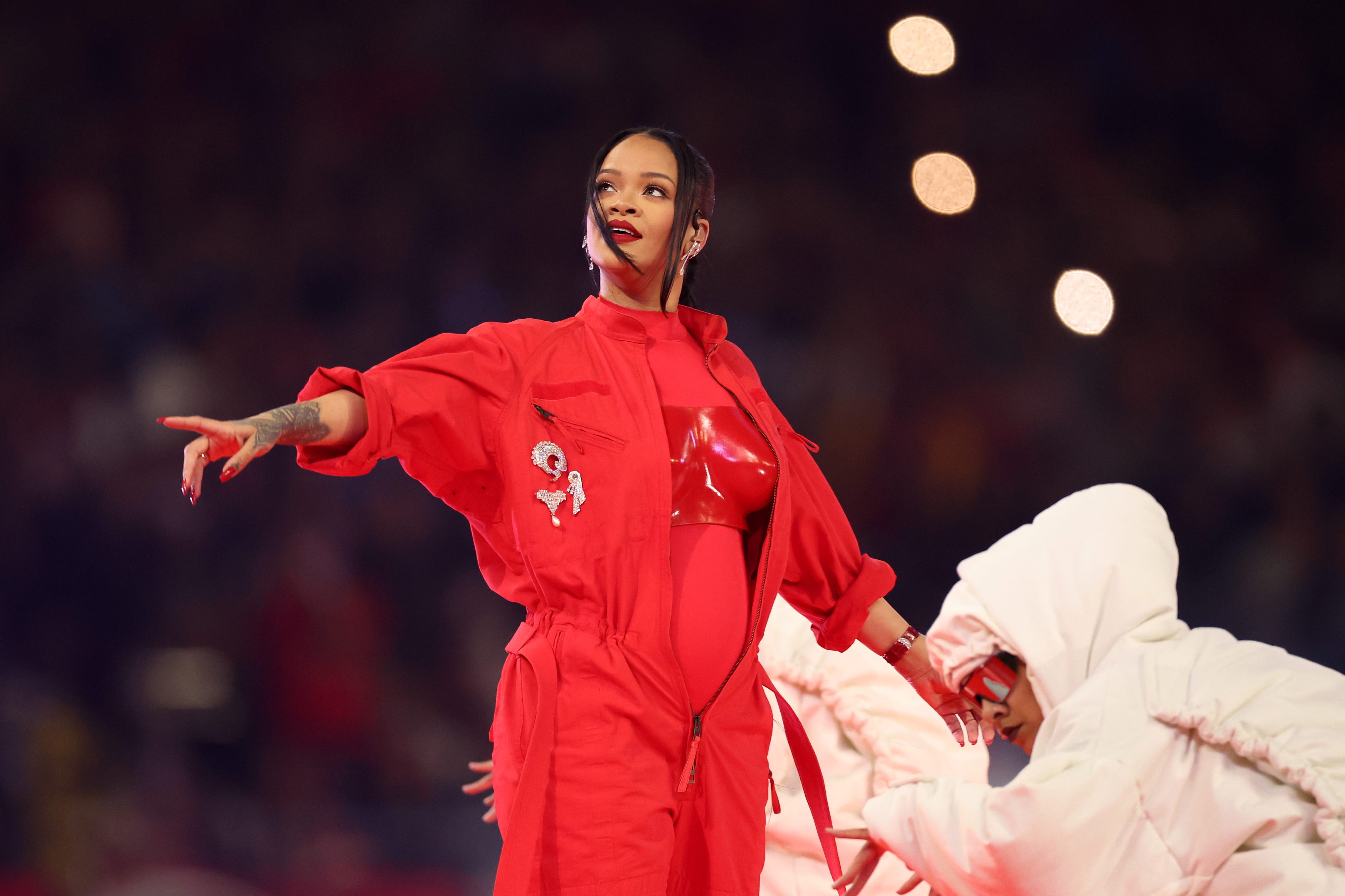 Super Bowl 2023: il look di Rihanna è uno spettacolo