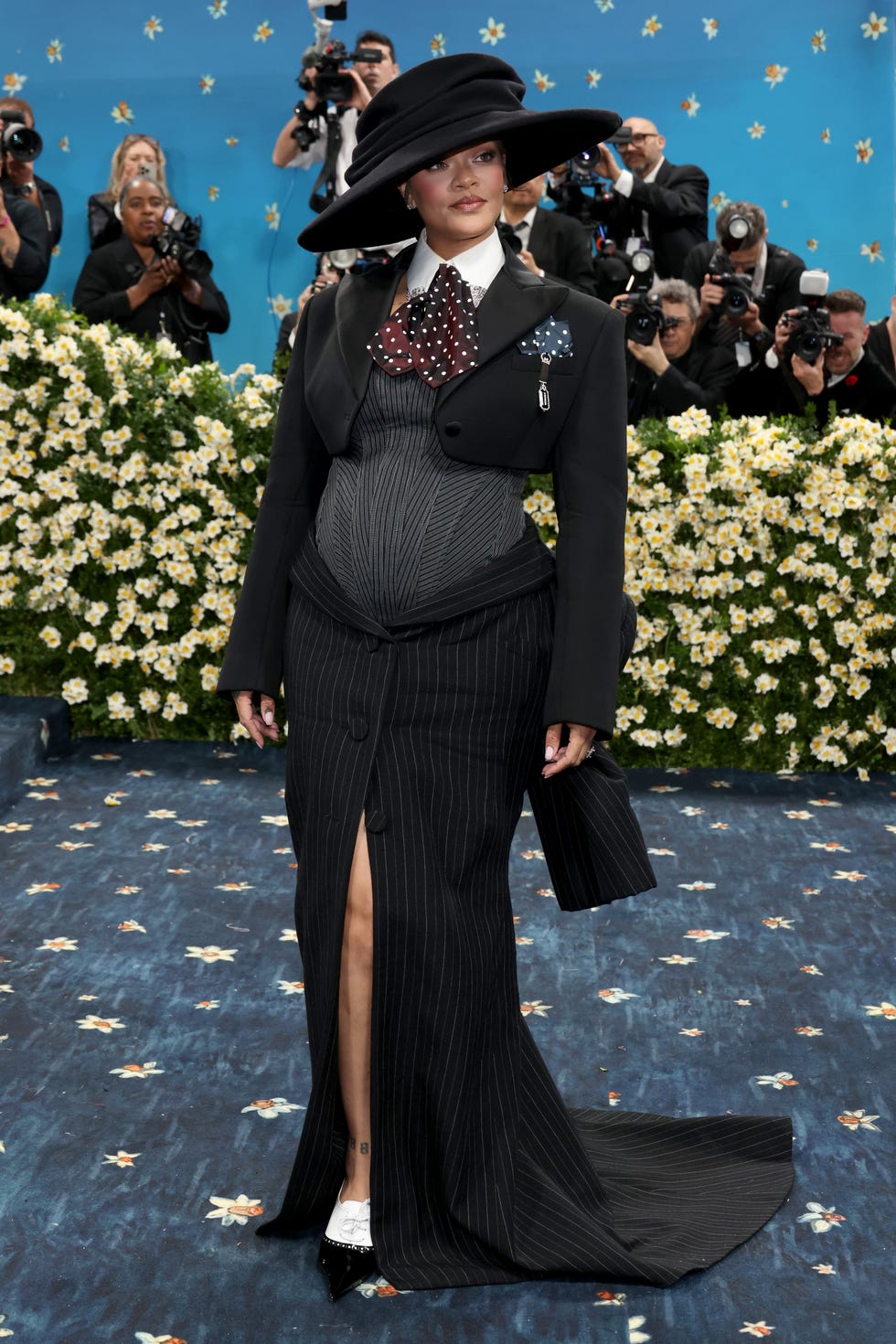 Rihanna sorprende embarazada en la alfombra roja de la Met Gala 2025