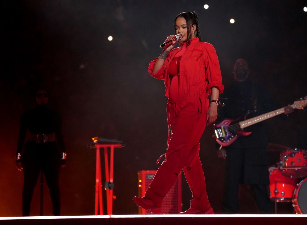 Rihanna performs Super Bowl halftime show while pregnant