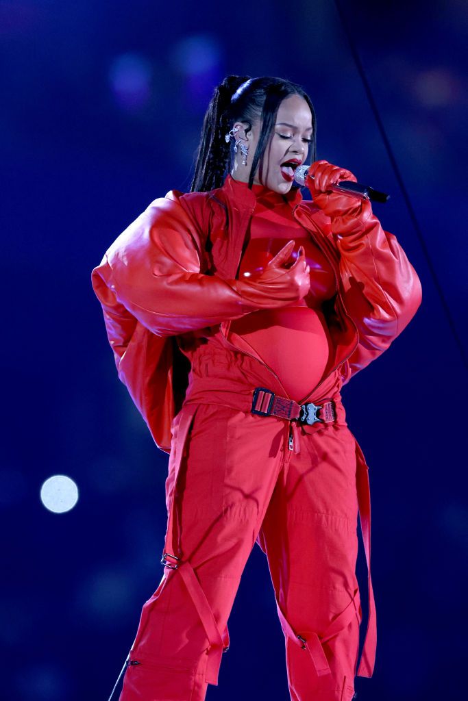 El look de Rihanna en la Super Bowl: un mono y una capa roja