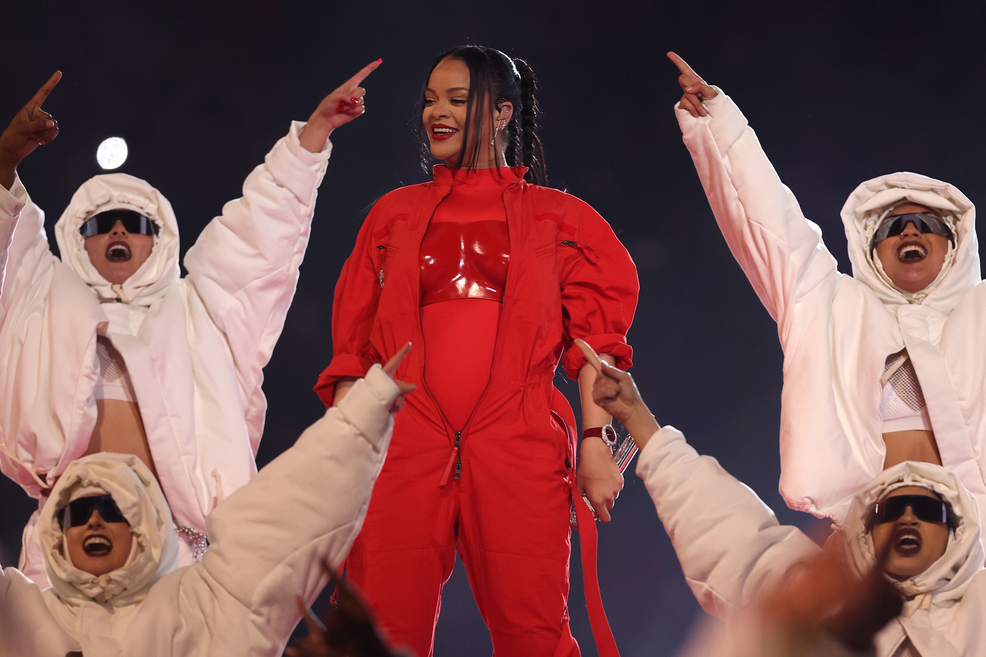 Rihanna deja al descubierto su segundo embarazo en la Super Bowl