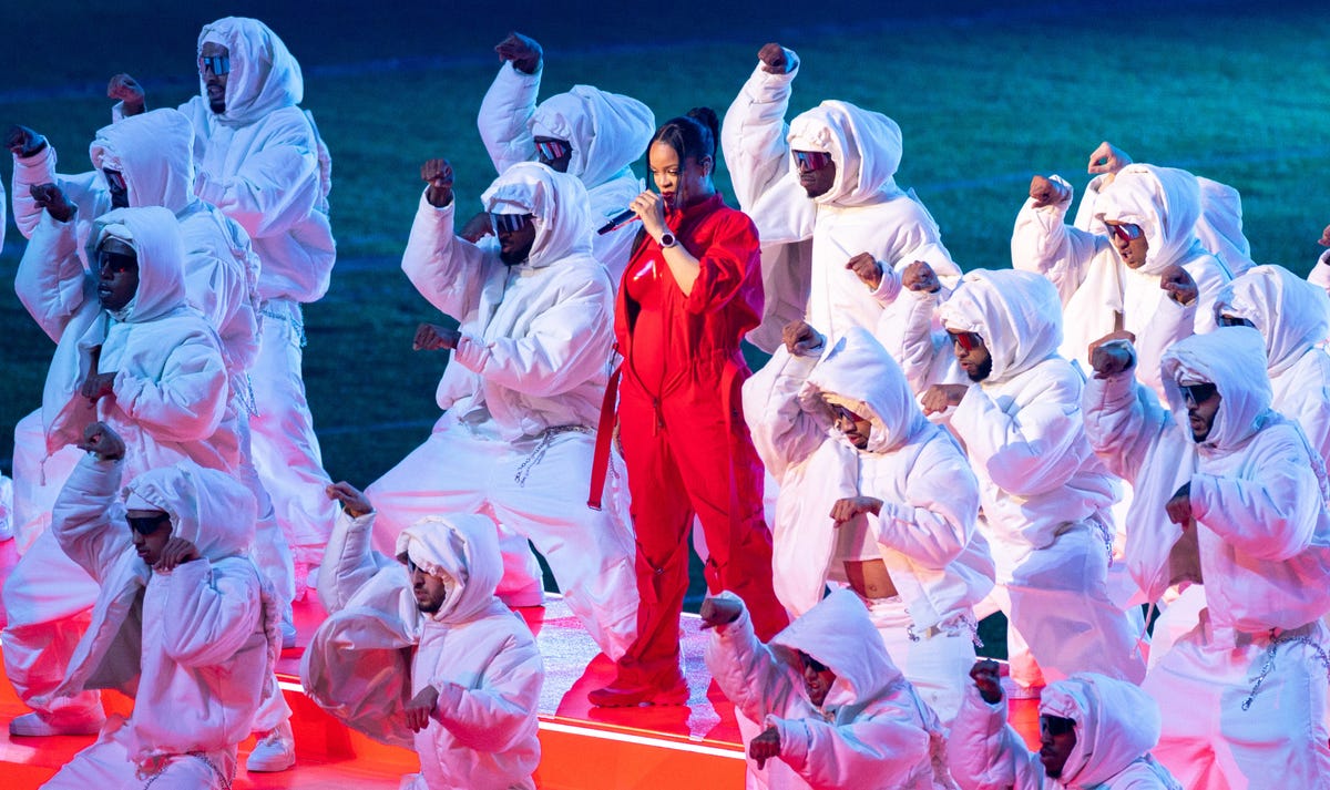 Rihanna, incinta al Super Bowl 2023 con un look rosso