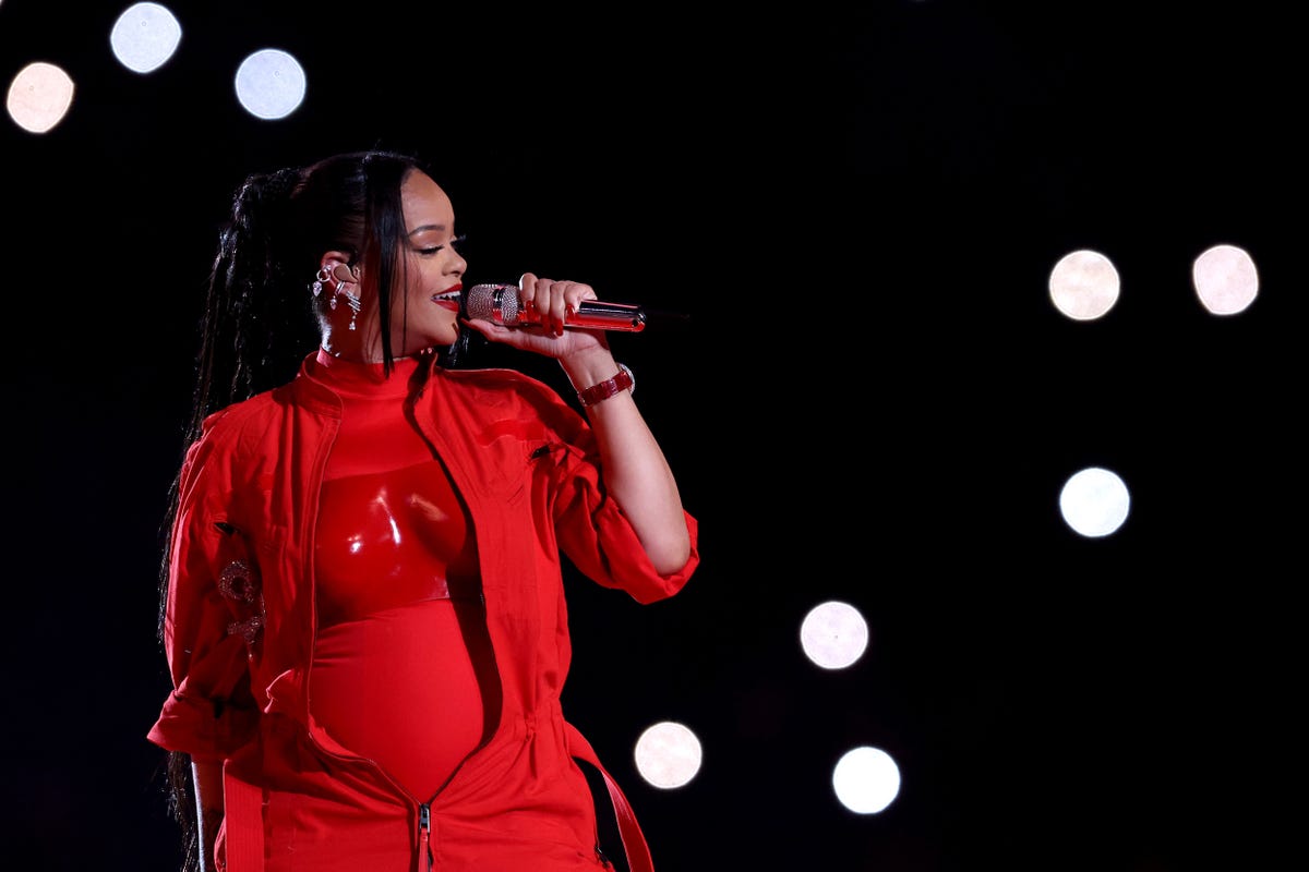 Rihanna's Monochromatic Super Bowl Beauty Included Bold Red Lips and a Soft  Matte Glow