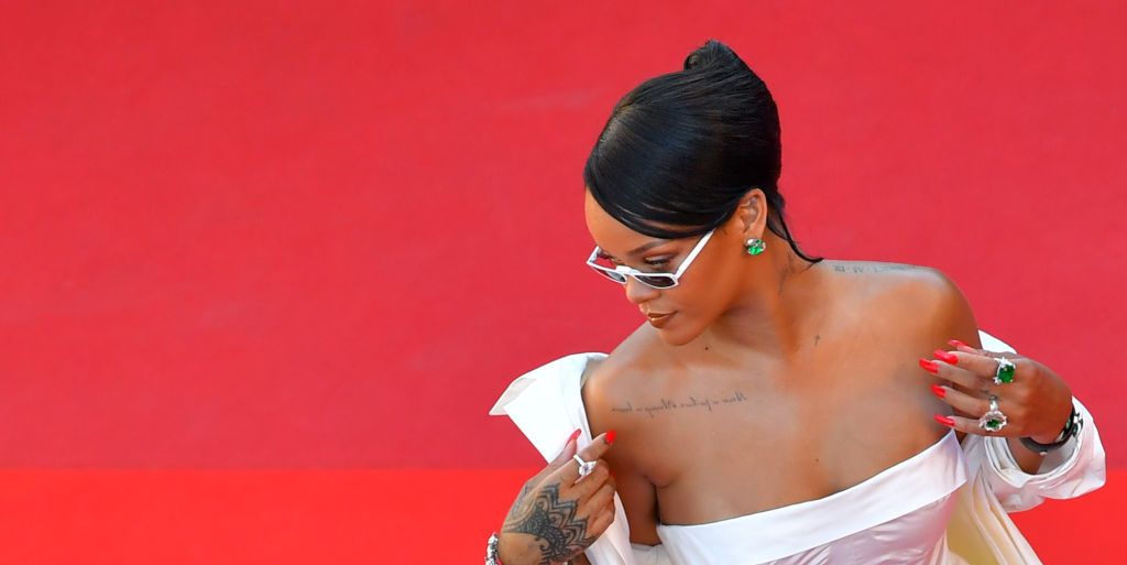 Bộ hình xăm của Rihanna đã trở thành biểu tượng phong cách và lối sống mang tính cách mạng. Chi tiết giới hạn của các hình xăm đã được lộ diện trên Twitter, và giờ đây người hâm mộ có thể khám phá những khía cạnh đặc biệt của nghệ thuật thể hiện trên người của Rihanna bằng cách xem bức ảnh liên quan đến hình xăm của cô.