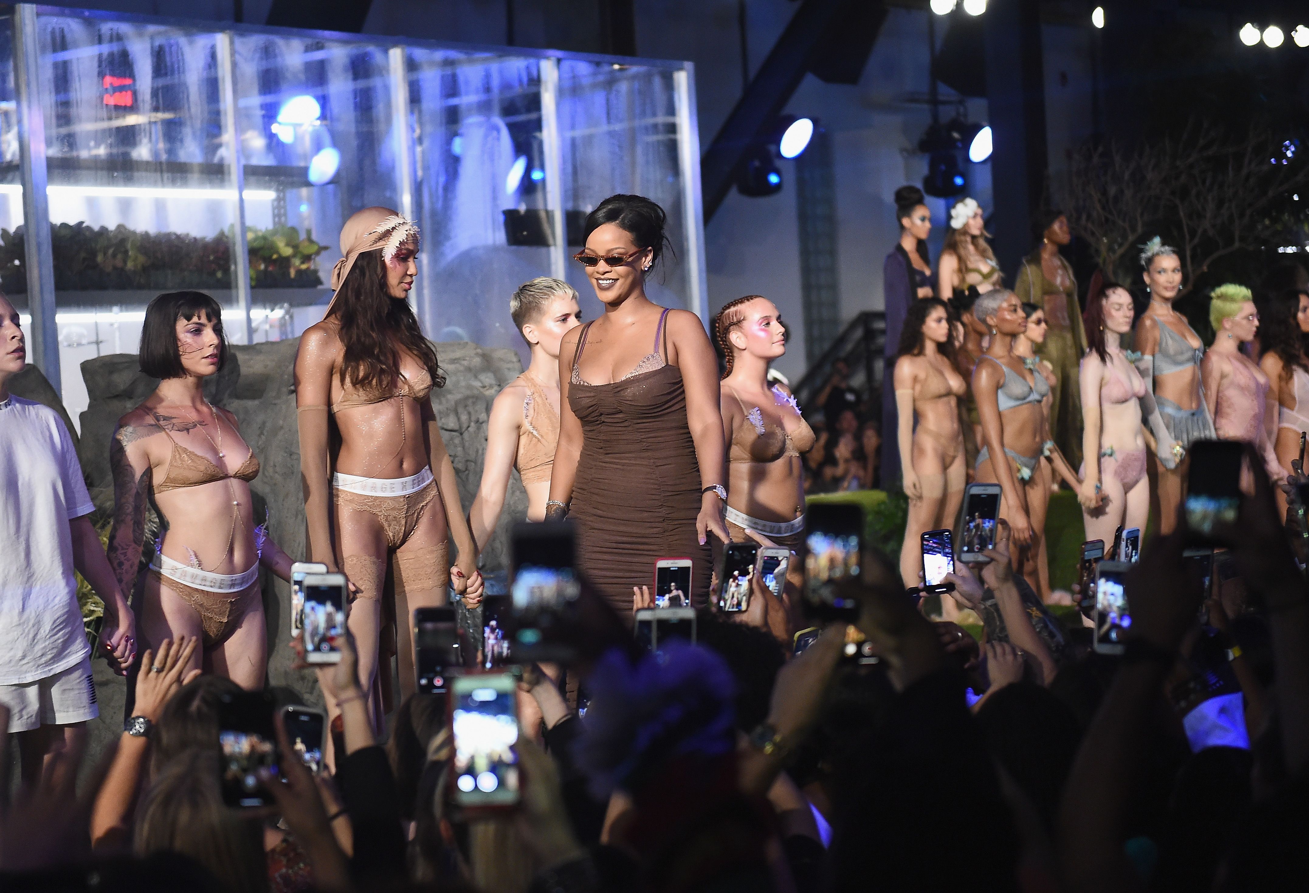 Rosalía brilla en el desfile de Rihanna con unos ciclistas lenceros y  transparentes