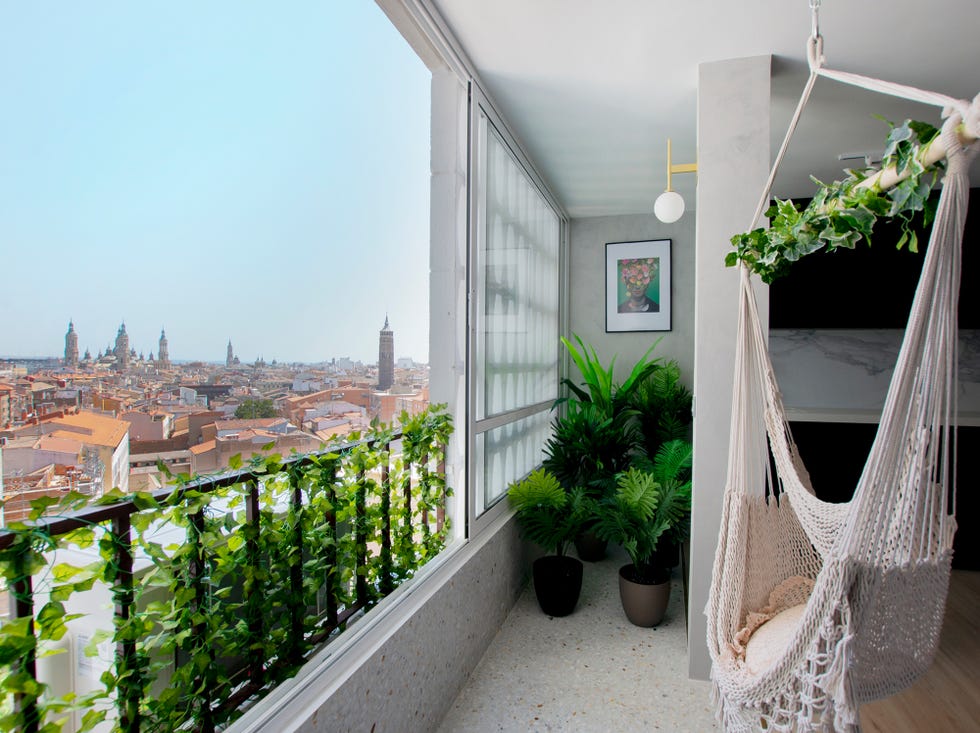 rincón con hamaca de crochet y plantas exóticas