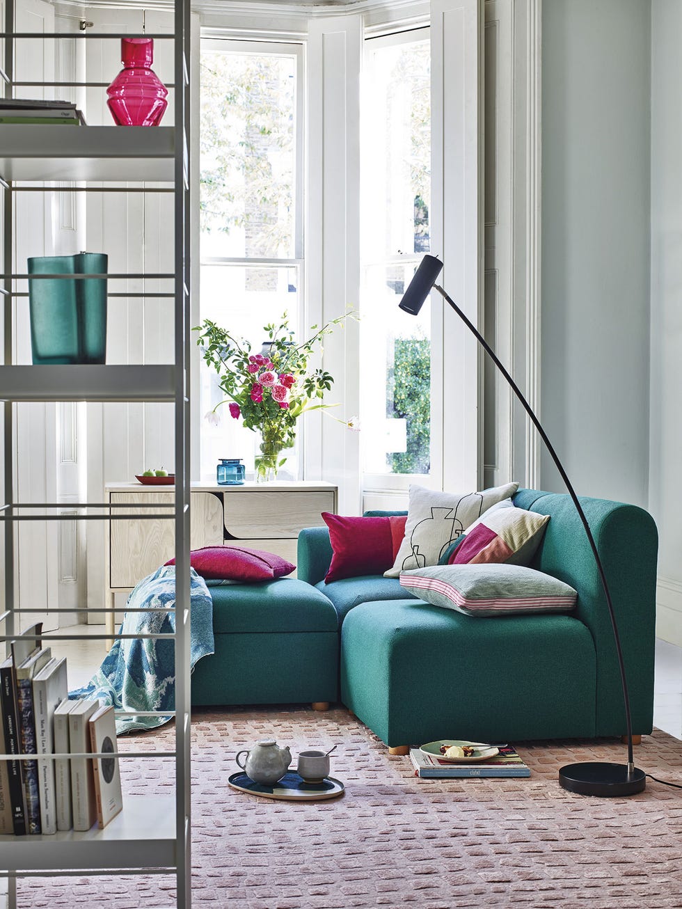 rincón de lectura con chaise longue verde