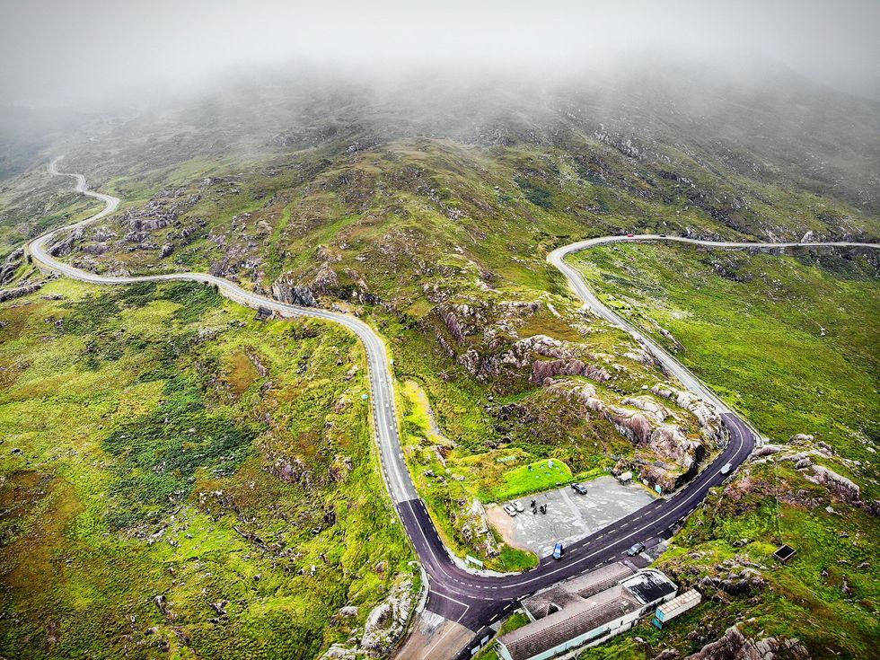 Op de toeristische route Ring of Kerry in Ierland ontdekken automobilisten magische landschappen zoals de bergpas Molls Gap op de foto